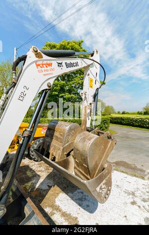 Mit zwei Ersatzeimern für einen Bobcat E25-Bagger. Stockfoto