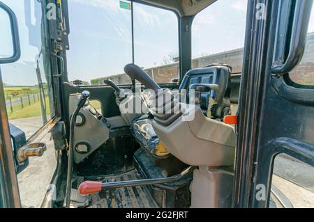 Steuerung in der Kabine eines Bobcat E25-Baggers Stockfoto