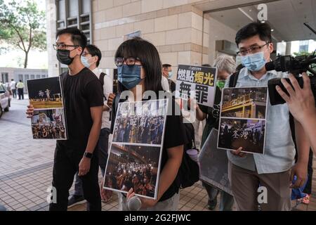 Hongkong, China. Juni 2021. Mitglieder der Allianz Hongkong zur Unterstützung patriotischer demokratischer Bewegungen in China halten Plakate vor einer gerichtlichen Erwähnung. 20 pro-demokratische Aktivisten erschienen vor dem West Kowloon Court wegen der Anschuldigungen der Organisation, Anstiftung und Teilnahme an einer nicht autorisierten Versammlung während einer Mahnwache vom 4. Juni im vergangenen Jahr. (Foto von Hsiuwen Liu/SOPA Images/Sipa USA) Quelle: SIPA USA/Alamy Live News Stockfoto