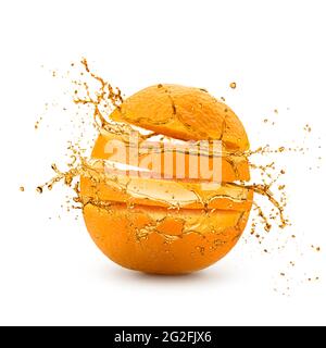 Orangenfrucht in Scheiben geschnitten mit spritzendem Saft auf weißem Hintergrund Stockfoto