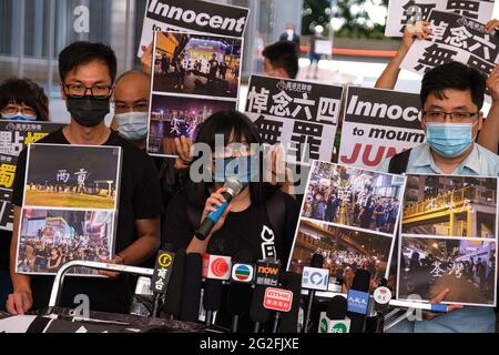 Hongkong, China. Juni 2021. Chow Hang-tung, stellvertretende Vorsitzende der Allianz Hongkong zur Unterstützung patriotischer demokratischer Bewegungen Chinas, spricht vor Gericht mit der Presse. 20 pro-demokratische Aktivisten erschienen vor dem West Kowloon Court wegen der Anschuldigungen der Organisation, Anstiftung und Teilnahme an einer nicht autorisierten Versammlung während einer Mahnwache vom 4. Juni im vergangenen Jahr. Kredit: SOPA Images Limited/Alamy Live Nachrichten Stockfoto