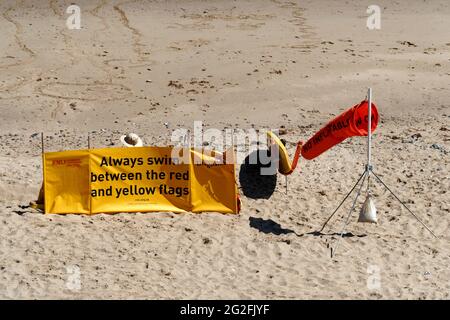 RNLI-Rettungsschwimmer operieren während der Sommersaison am sandigen und attraktiven Badestrand mit blauer Flagge in Mundesley an der Küste von North Norfolk. Stockfoto