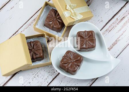 Brasilianische Honigkuchen auf einem Teller und in goldenen Geschenkschachteln (Draufsicht). Stockfoto