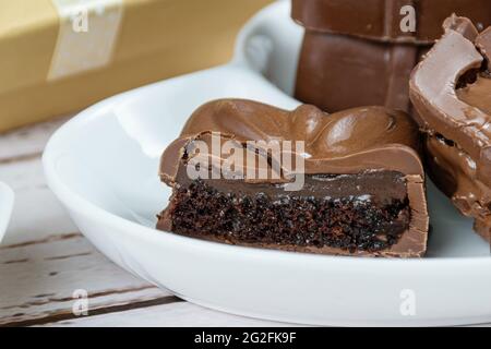 Nahaufnahme der Hälfte eines brasilianischen Honigkuchens mit Brigadierfüllung (brigadeiro). Stockfoto