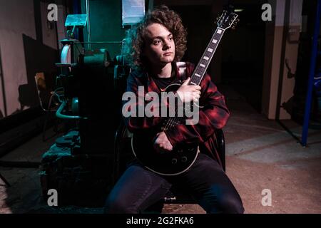 Porträt eines Musikers. Schöner junger Mann mit Musikinstrumenten. Stockfoto