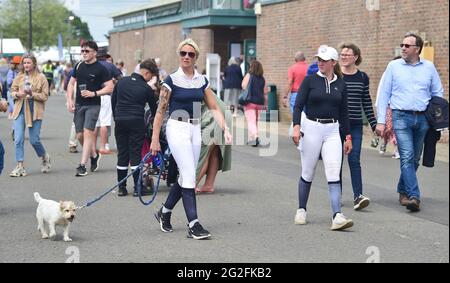 Ardingly Sussex UK 11. Juni 2021 - Besucher und Konkurrenten genießen die Sonne am ersten Tag der South of England Show in Ardingly Sussex . Die South of England Show 2021 ist die wichtigste Country Show der Region und zieht an drei Tagen Tausende von Besuchern aus dem ganzen Land an : Credit Simon Dack / Alamy Live News Stockfoto