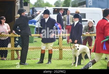 Ardingly Sussex UK 11. Juni 2021 - Besucher und Konkurrenten genießen die Sonne am ersten Tag der South of England Show in Ardingly Sussex . Die South of England Show 2021 ist die wichtigste Country Show der Region und zieht an drei Tagen Tausende von Besuchern aus dem ganzen Land an : Credit Simon Dack / Alamy Live News Stockfoto