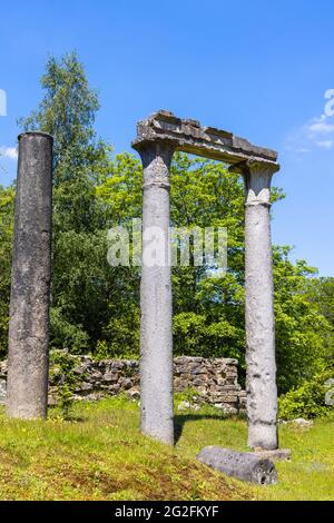 Die Ruinen, eine georgische Anordnung von umgesiedelten Leptis Magna römischen Säulen, Mauerwerk und Ruinen in Virginia Water, Windsor Great Park, Surrey, Großbritannien Stockfoto