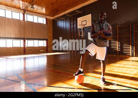 Porträt eines afroamerikanischen Basketballtrainers mit Ball Stockfoto