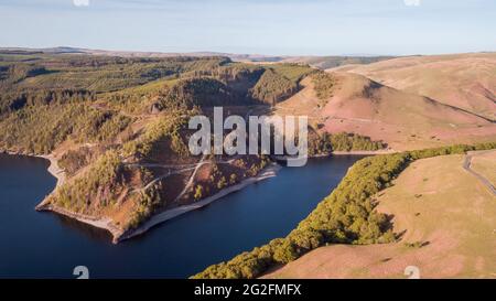 Luftaufnahme von nicht-einheimischen Forstplantagen rund um das Llyn Brianne Reservoir, Powys, Wales, Großbritannien Stockfoto