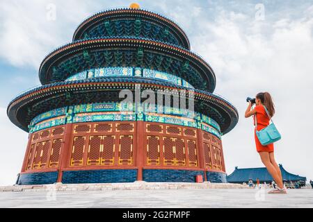 China Reise Frau im Urlaub in Peking fotografieren mit der Kamera der Anbetung Tempel des Himmels. Urlaubsziel Asien. Junger Reisender Stockfoto