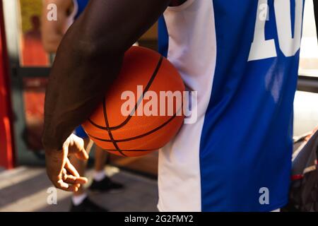 afroamerikanischer Basketballspieler in blauer Sportswear und mit Ball Stockfoto
