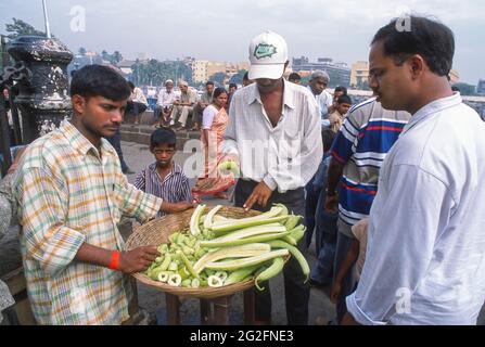 MUMBAI, INDIEN - Straßenverkäufer, der Gemüse an Kunden am Fährhafen verkauft. Stockfoto