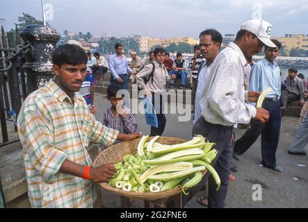 MUMBAI, INDIEN - Straßenverkäufer, der Gemüse an Kunden am Fährhafen verkauft. Stockfoto