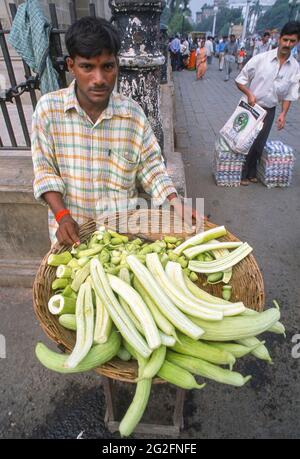 MUMBAI, INDIEN - Straßenverkäufer, der Gemüse verkauft. Stockfoto