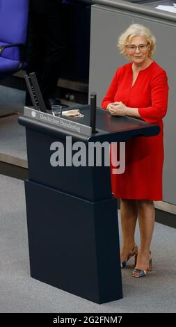 Berlin, Deutschland. Juni 2021. Christine Lambrecht ist deutsche Politikerin (SPD) und Rechtsanwältin. Seit dem 27. Juni 2019 ist sie Bundesministerin für Justiz und Verbraucherschutz und seit dem 20. Mai 2021 Bundesministerin für Familie, Senioren, Frauen und Jugend im Kabinett IV von Merkel. Quelle: Jürgen Nowak/Alamy Live News Stockfoto