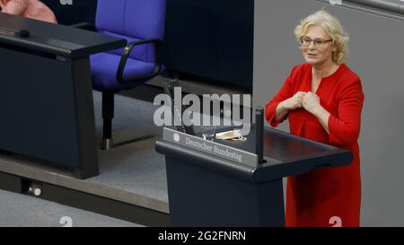 Berlin, Deutschland. Juni 2021. Christine Lambrecht ist deutsche Politikerin (SPD) und Rechtsanwältin. Seit dem 27. Juni 2019 ist sie Bundesministerin für Justiz und Verbraucherschutz und seit dem 20. Mai 2021 Bundesministerin für Familie, Senioren, Frauen und Jugend im Kabinett IV von Merkel. Quelle: Jürgen Nowak/Alamy Live News Stockfoto