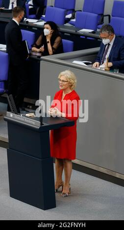 Berlin, Deutschland. Juni 2021. Christine Lambrecht ist deutsche Politikerin (SPD) und Rechtsanwältin. Seit dem 27. Juni 2019 ist sie Bundesministerin für Justiz und Verbraucherschutz und seit dem 20. Mai 2021 Bundesministerin für Familie, Senioren, Frauen und Jugend im Kabinett IV von Merkel. Quelle: Jürgen Nowak/Alamy Live News Stockfoto