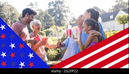 Amerikanisches Flaggendesign gegen kaukasische Familie, die im Garten grillen kann Stockfoto