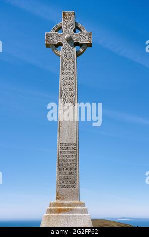 Tennyson Monument - ein einfaches, aber imposantes keltisches Granitkreuz auf Tennyson hoch über der Südküste der Isle of Wight UK Stockfoto