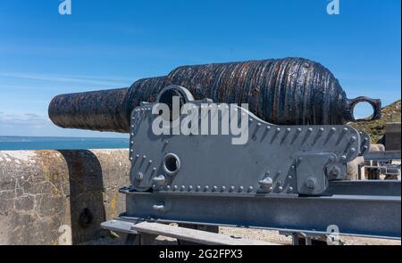 Schweres Artillerieselgewehr auf dem Paradeplatz der Old Battery mit Blick auf die Needles auf der Isle of Wight Hampshire UK Stockfoto