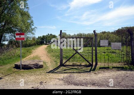 Andau, Österreich - 04. Mai 2021: Grenzübergang an der wiederaufgebauten historischen Brücke von Andau über den Einserkanal - von den Sowjets zerstört - wher Stockfoto