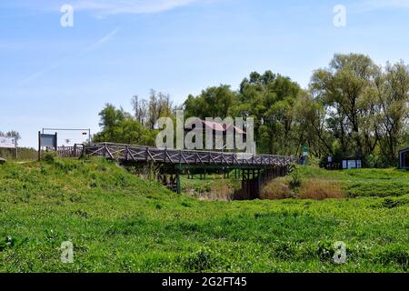 Andau, Österreich - 04. Mai 2021: Grenzübergang an der wiederaufgebauten historischen Brücke von Andau über den Einserkanal - von den Sowjets zerstört - wher Stockfoto