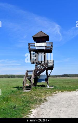 Andau, Österreich - 04. Mai 2021: Aussichtsturm am Grenzübergang mit dem Namen Eiserner Vorhang - entlang der österreichisch-ungarischen Grenze im Burgenland wo Stockfoto