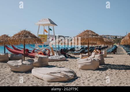 Kalafati, Griechenland - 23. September 2019: Rettungsschwimmer entspannen sich am Bahnhof am Kalafati-Strand, einem beliebten Strand auf Mykonos, der für Wassersportarten bekannt ist Stockfoto