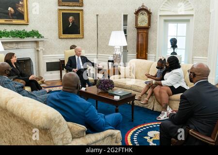 Präsident Joe Biden und Vizepräsident Kamala Harris treffen sich am Dienstag, dem 25. Mai 2021, im Oval Office des Weißen Hauses mit der Familie von George Floyd zum einjährigen Todestag. (Offizielles White House Photo von Adam Schultz via Sipa USA) Bitte beachten Sie: Die von der Agentur in Rechnung gestellt Gebühren gelten nur für die Dienstleistungen der Agentur und vermitteln dem Benutzer weder das Eigentum an dem Copyright oder der Lizenz am Material noch sind sie dazu bestimmt. Die Agentur erhebt keinen Anspruch auf Eigentumsrechte, einschließlich, aber nicht beschränkt auf das Urheberrecht oder die Lizenz im angehängten Material. Durch die Veröffentlichung dieses Materials werden Sie ausdrücklich um Ihre Hilfe geagriert Stockfoto