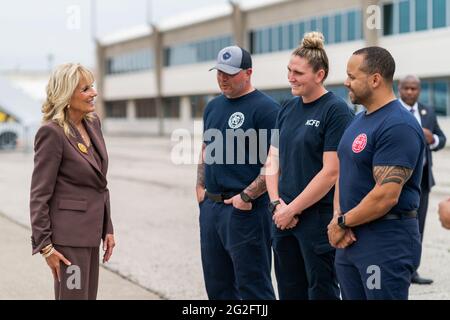 Washington, USA. Mai 2021. First Lady Jill Biden begrüßt die Ersthelfer von Kansas City am Charles B. Wheeler Downtown Airport in Kansas City, Missouri, Donnerstag, 27. Mai 2021. (Offizielles Foto des Weißen Hauses von Cameron Smith via Credit: SIPA USA/Alamy Live News Stockfoto