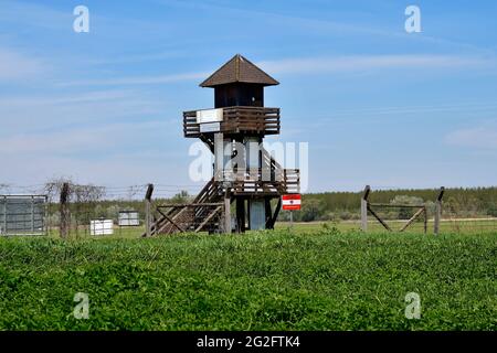 Andau, Österreich - 04. Mai 2021: Aussichtsturm am Grenzübergang mit Resten des Stacheldrahtzauens namens Eiserner Vorhang entlang der Aust Stockfoto