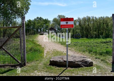 Andau, Österreich - 04. Mai 2021: Grenzübergang an der wiederaufgebauten historischen Brücke von Andau über den Einserkanal - von den Sowjets zerstört - wher Stockfoto