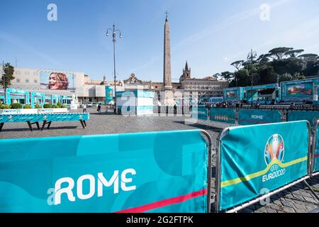 Rom, Italien. Juni 2021. Auf der Piazza del Popolo kann man das noch nicht eröffnetes „Football Village - UEFA Festival Romee“ sehen. Das Festival, bei dem Spiele ausgestrahlt werden, Musiker spielen und Unterhaltung geboten wird, beginnt mit dem ersten Spiel der Europameisterschaft am Abend. Die Fußball-Europameisterschaft beginnt am 11. Juni in Romee mit dem Eröffnungsspiel zwischen der Türkei und Italien. Quelle: Matthias Balk/dpa/Alamy Live News Stockfoto