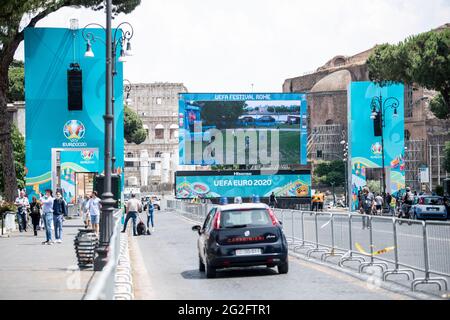 Rom, Italien. Juni 2021. Vor dem Kolosseum in Romee befindet sich eine große Videoleinwand mit der Aufschrift „UEFA Festival Romee - UEFA Euro 2020“. Die Fußball-Europameisterschaft beginnt am 11. Juni in Romee mit dem Eröffnungsspiel zwischen der Türkei und Italien. Quelle: Matthias Balk/dpa/Alamy Live News Stockfoto