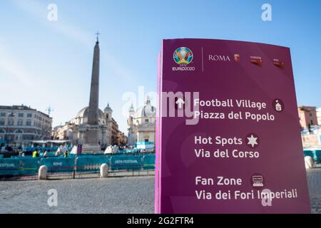 Rom, Italien. Juni 2021. Ein Wegweiser auf der Piazza del Popolo von Romee weist den Weg zum noch nicht eröffneten „Football Village - UEFA Festival Romee“. Das Festival, bei dem die Spiele ausgestrahlt werden, Musiker spielen und Unterhaltung geboten wird, beginnt mit dem ersten Spiel der Europameisterschaft am Abend. Die Fußball-Europameisterschaft beginnt am 11. Juni in Romee mit dem Eröffnungsspiel zwischen der Türkei und Italien. Quelle: Matthias Balk/dpa/Alamy Live News Stockfoto