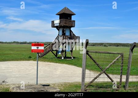 Andau, Österreich - 04. Mai 2021: Aussichtsturm am Grenzübergang mit Resten des Stacheldrahtzauens namens Eiserner Vorhang entlang der Aust Stockfoto