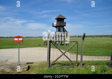 Andau, Österreich - 04. Mai 2021: Aussichtsturm am Grenzübergang mit Resten des Stacheldrahtzauens namens Eiserner Vorhang entlang der Aust Stockfoto