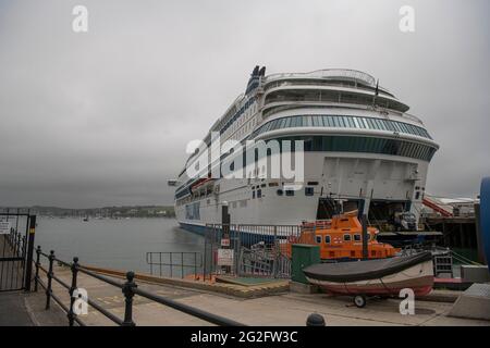 G7-Gipfel, Polizei bei G7 in Cornwall isoliert nach Covid-Fall auf der Falmouth-Fähre, Offizier bleibt an Bord der Mega-Fähre Silja Europa, mit Covid19, Docks von Falmouth, das Schiff bleibt statisch, vertäut in Falmouth, verwendet für einen Zeitraum von 10 Tagen, Unterkunft, Verpflegung, Stockfoto