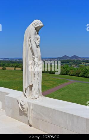 Kanada beraubt - Mutter Kanada (Statue einer trauernden Mutter) auf dem Canadian National Vimy Memorial des Ersten Weltkriegs in Givenchy-en-Gohelle (Pas-de-Calais), Frankreich Stockfoto