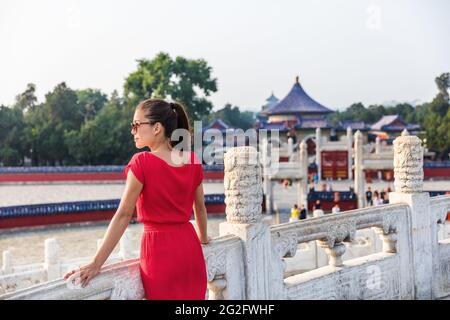 Frau, die sich entspannt und die Aussicht auf religiöse Touristenattraktion in Peking, china genießt. Asien Reise alten Tempel im Sommer Park Stockfoto