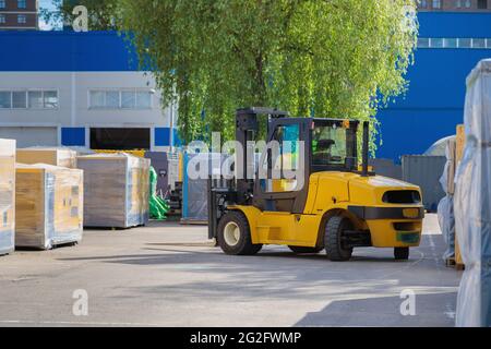 Transport von schweren mobilen Kompressoren durch Spezialausrüstung. Stockfoto