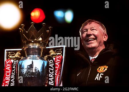 Manchester United Manager Sir Alex Ferguson mit der Premier League-Trophäe bei der Siegesparade des Clubs. Manchester, Großbritannien. Mai 2013. Stockfoto