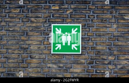 Schild für einen an einer Ziegelwand installierten Brandmeldepunkt. Stockfoto