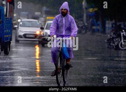 Kalkutta, Westbengalen, Indien. Juni 2021. Ein Mann fährt mit dem Fahrrad, als die starken Regenfälle Kalkutta, Indien, wettert. Quelle: Indranil Aditya/ZUMA Wire/Alamy Live News Stockfoto