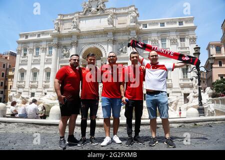 Rom, Italien. Juni 2021. Türkische Unterstützer besuchen den Trevi-Brunnen in Rom vor dem ersten Spiel der Euro 2020, ALS Roma - Türkei.Rom (Italien), 11. Juni 2021 Foto Samantha Zucchi Insidefoto Quelle: Insidefoto srl/Alamy Live News Stockfoto