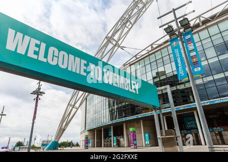 Wembley Stadium, Wembley Park, Großbritannien. Juni 2021. Wembley Park ist bereit, England und Kroatien-Fans am Sonntag begrüßen zu dürfen, der ersten UEFA-Fußball-Europameisterschaft, die im Wembley-Stadion gespielt wird, um ein Jahr verschoben, als die Coronavirus-Pandemie 2020 weltweit eintraf. Das Turnier beginnt heute, mit dem Wembley-Stadion, das das erste Spiel ausrichtet, England gegen Kroatien, Am 13. Juni 2021. Kredit: amanda Rose/Alamy Live Nachrichten Stockfoto