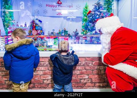 Toronto TTC eröffnet spektakuläre Weihnachts-Zugvorführen, erstellt von pensionierten TTC-Mitarbeiter Bill Marushiak. Dieses bewegungsaktive Display ist ein alljährliches Vergnügen, Stockfoto