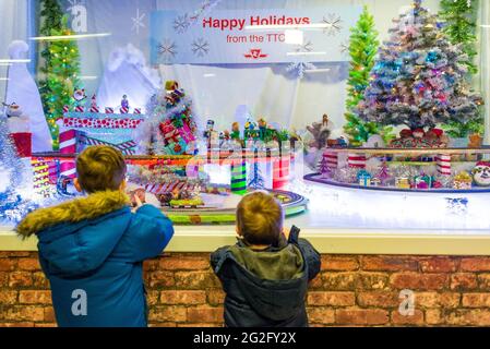 Toronto TTC eröffnet spektakuläre Weihnachts-Zugvorführen, erstellt von pensionierten TTC-Mitarbeiter Bill Marushiak. Dieses bewegungsaktive Display ist ein alljährliches Vergnügen, Stockfoto