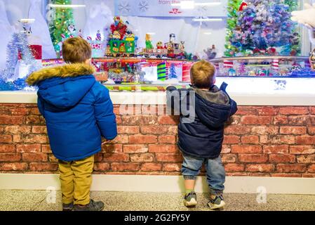 Toronto TTC eröffnet spektakuläre Weihnachts-Zugvorführen, erstellt von pensionierten TTC-Mitarbeiter Bill Marushiak. Dieses bewegungsaktive Display ist ein alljährliches Vergnügen, Stockfoto